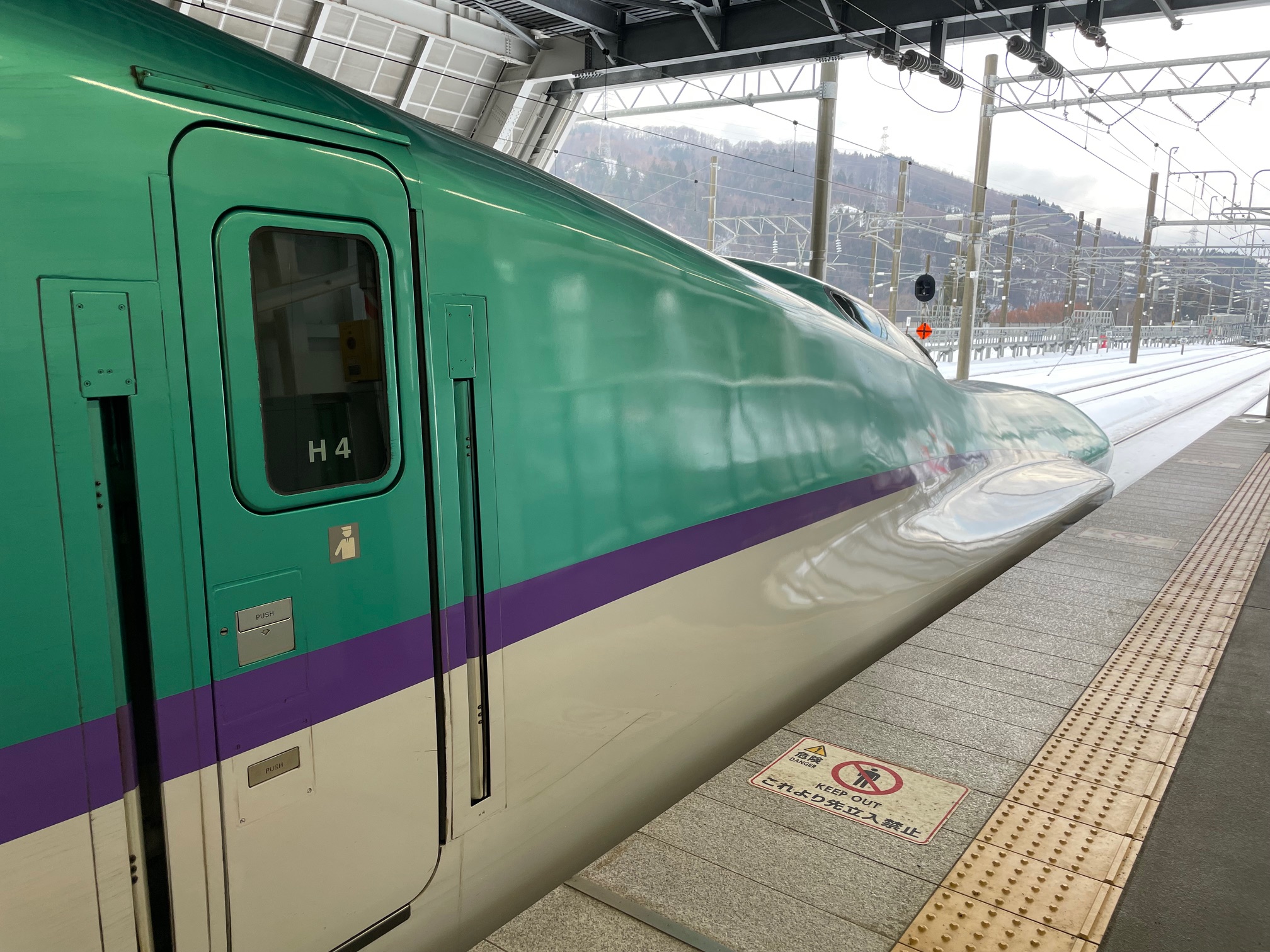 奥津軽いまべつ駅停車中の北海道新幹線
